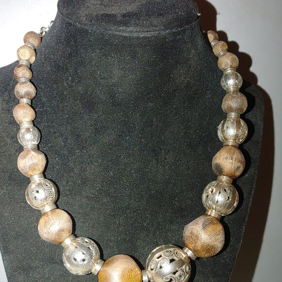 Brighton Kismet Brown Wooden and Silver-Tone Necklace Graduating Bead Chunky 18 - Picture 5 of 12